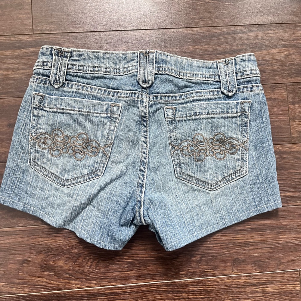 Y2K aeropostale mini shorts with back pocket details